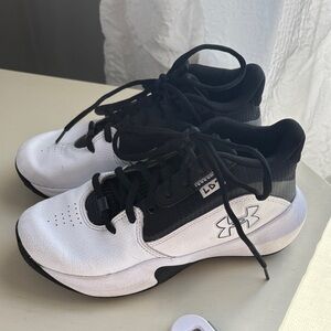 Youth Under Armour Black and White basketball Athletic Shoes